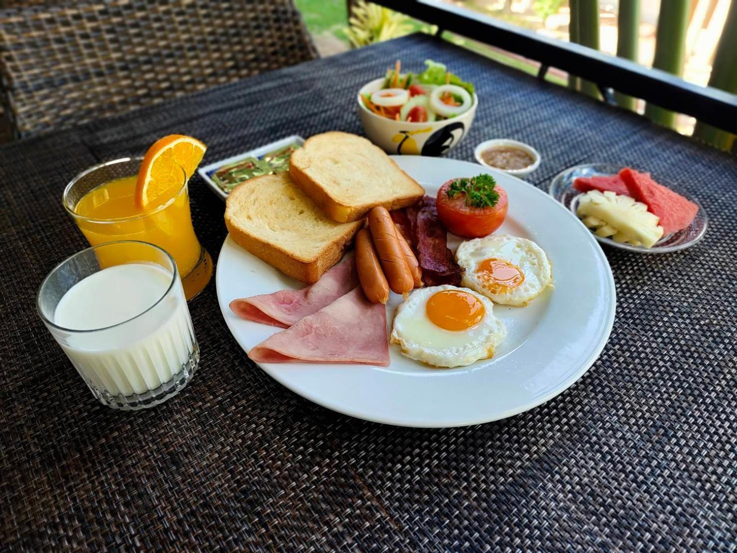 Touch Sea Boutique Hotel&Bistro Karon Bagian luar foto